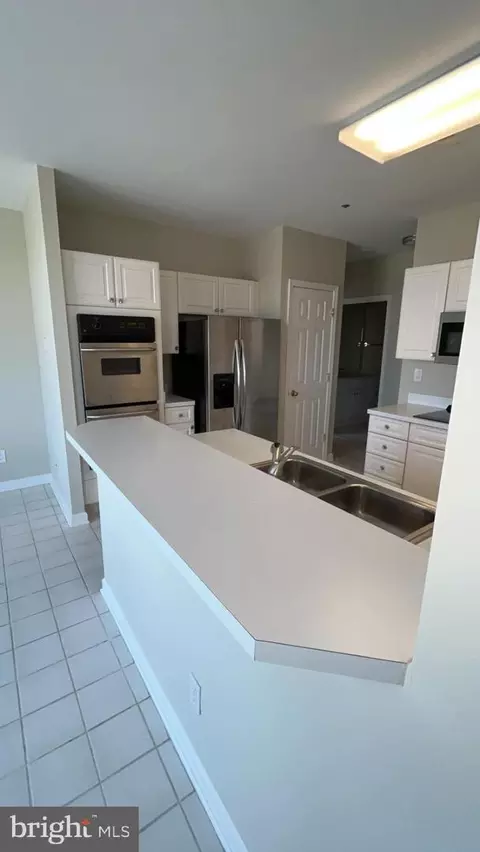 Kitchen - 100 Harborview Dr #1709, Baltimore, MD 21230 photo 4 of 5