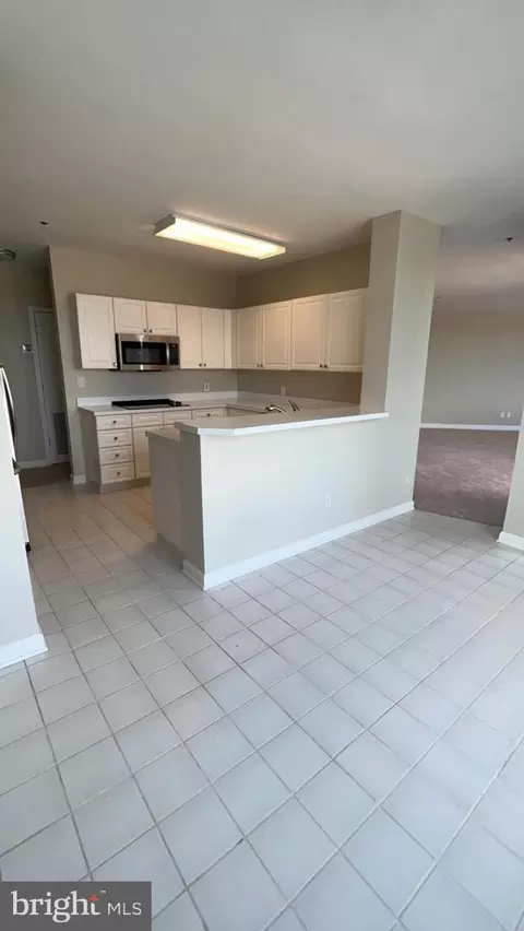 Kitchen - 100 Harborview Dr #1709, Baltimore, MD 21230 photo 2 of 5
