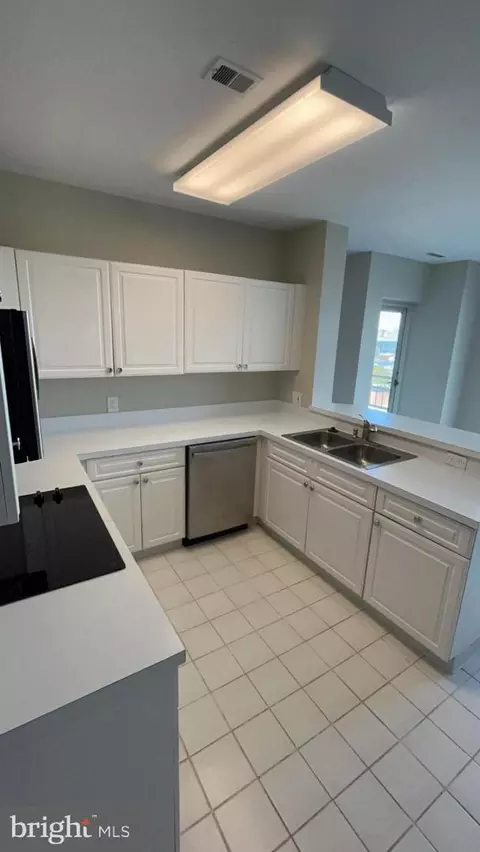 Kitchen - 100 Harborview Dr #1709, Baltimore, MD 21230 photo 3 of 5