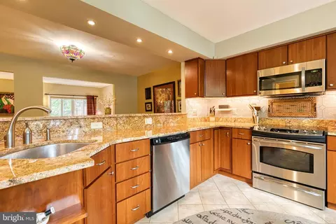 4336 Roland Spring Dr, Baltimore, MD 21210 photo 5