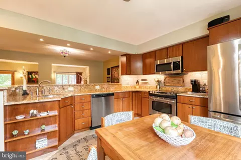 4336 Roland Spring Dr, Baltimore, MD 21210 photo 3