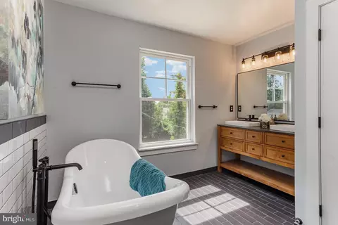 Bath - 731 Saint Johns Rd, Baltimore, MD 21210 photo 4 of 8