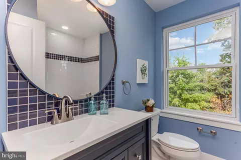 Bath - 731 Saint Johns Rd, Baltimore, MD 21210 photo 2 of 8
