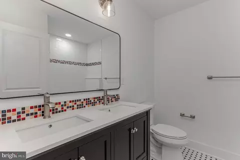 Bath - 731 Saint Johns Rd, Baltimore, MD 21210 photo 5 of 8