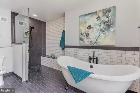 Bath - 731 Saint Johns Rd, Baltimore, MD 21210 photo 3 of 8