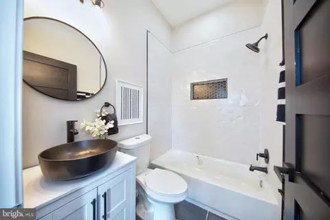 2416 E Chase St, Baltimore, MD 21213 photo 34