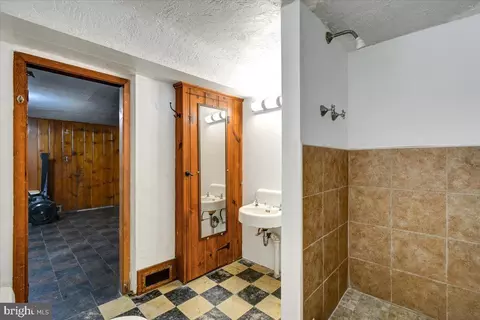 1646 Roundhill Rd, Baltimore, MD 21218 photo 18
