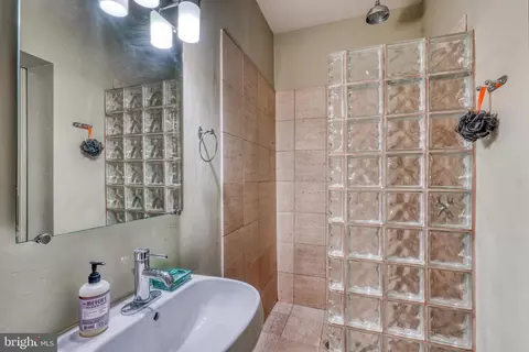 Bath - 2920 Elliott St, Baltimore, MD 21224 photo 3 of 16