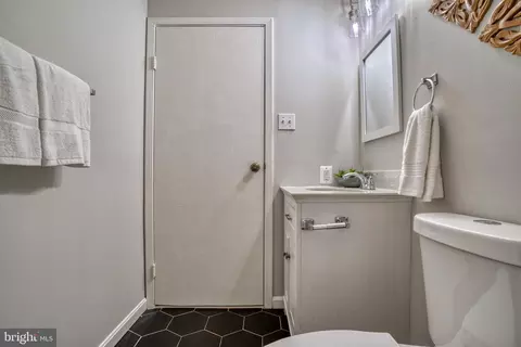 Bath - 516 Wyeth St, Baltimore, MD 21230 photo 3 of 5