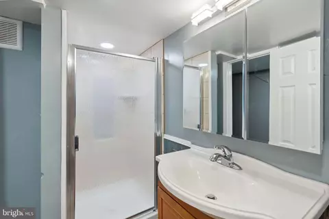 Bath - 2537 Quantico Ave, Baltimore, MD 21215 photo 3 of 6