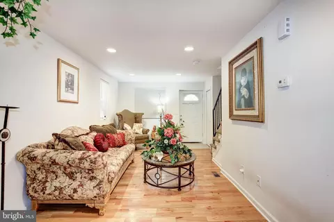 Entry Way - 3619 Brehms Ln, Baltimore, MD 21213 photo 2 of 3