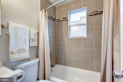 Bath - 3619 Brehms Ln, Baltimore, MD 21213 photo 3 of 5