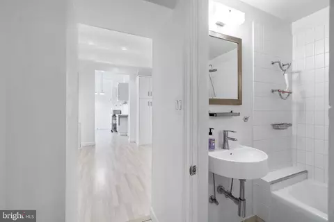 Bath - 845 S Bond St, Baltimore, MD 21231 photo 7 of 8