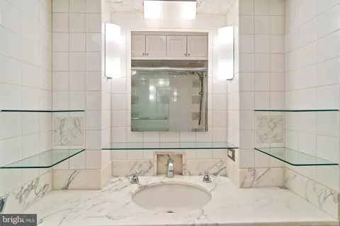 Bath - 845 S Bond St, Baltimore, MD 21231 photo 1 of 8