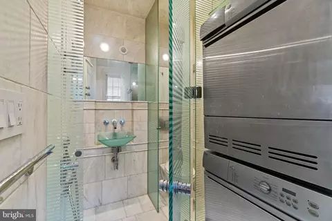 Bath - 845 S Bond St, Baltimore, MD 21231 photo 3 of 8