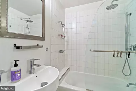 Bath - 845 S Bond St, Baltimore, MD 21231 photo 6 of 8
