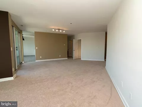 Living - 100 Harborview Dr #2009, Baltimore, MD 21230 photo 4 of 7