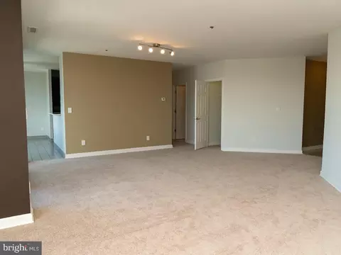 Living - 100 Harborview Dr #2009, Baltimore, MD 21230 photo 3 of 7