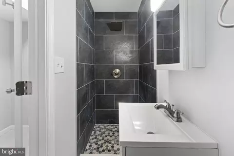 Bath - 1534 N Wolfe St, Baltimore, MD 21213 photo 2 of 10