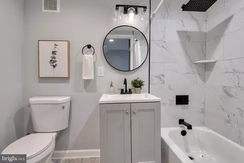 Bath - 1225 E Preston St, Baltimore, MD 21202 photo 15 of 19