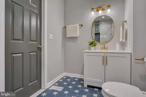 Bath - 1225 E Preston St, Baltimore, MD 21202 photo 13 of 19