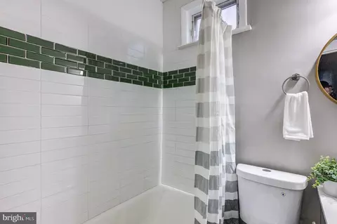 Bath - 2829 Brendan Ave, Baltimore, MD 21213 photo 1 of 5