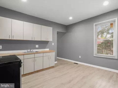 Entry Way - 152 S Monastery Ave, Baltimore, MD 21229 photo 3 of 4