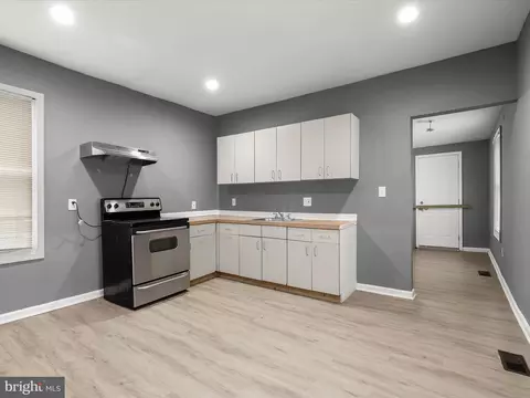 Entry Way - 152 S Monastery Ave, Baltimore, MD 21229 photo 2 of 4