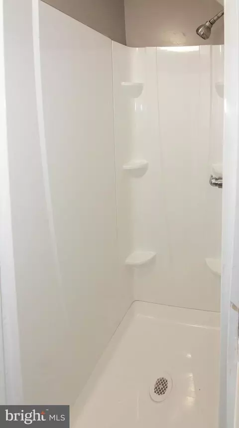 Bath - 4101 Harris Ave, Baltimore, MD 21206 photo 5 of 8
