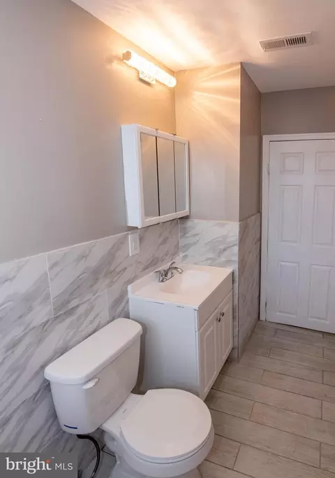 Bath - 4101 Harris Ave, Baltimore, MD 21206 photo 3 of 8