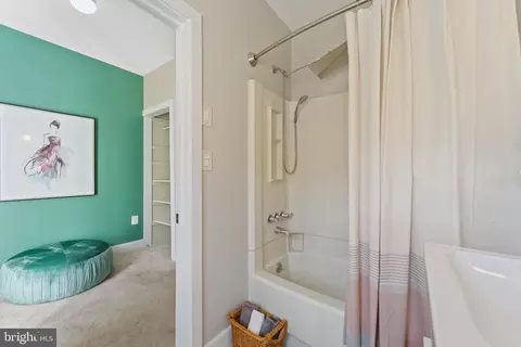 Bath - 807 S Bond St, Baltimore, MD 21231 photo 2 of 2
