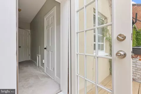 Entry Way - 807 S Bond St, Baltimore, MD 21231 photo 2 of 3