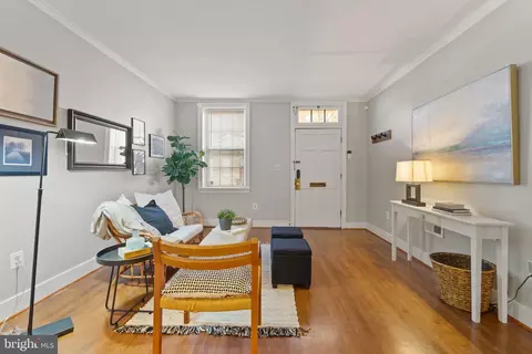 Living - 807 S Bond St, Baltimore, MD 21231 photo 4 of 5