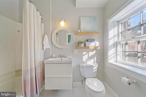 Bath - 807 S Bond St, Baltimore, MD 21231 photo 1 of 2