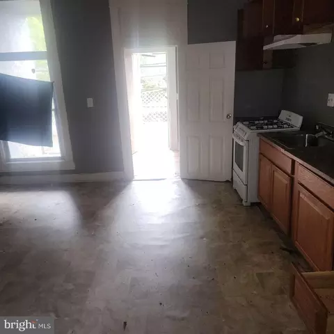 Entry Way - 1658 E 25th St, Baltimore, MD 21213 photo 2 of 4