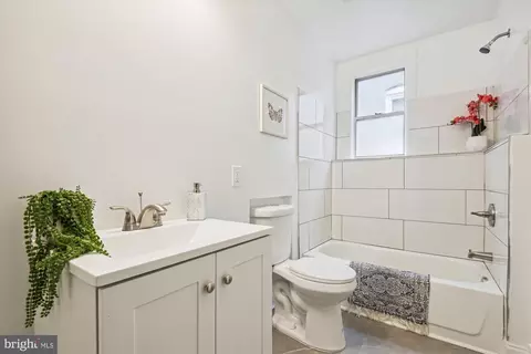 Bath - 830 Brooks Ln, Baltimore, MD 21217 photo 2 of 3