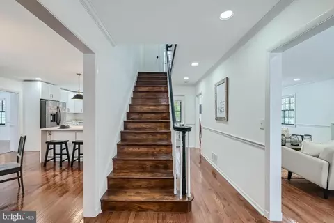 Entry Way - 410 Drury Ln, Baltimore, MD 21229 photo 3 of 16