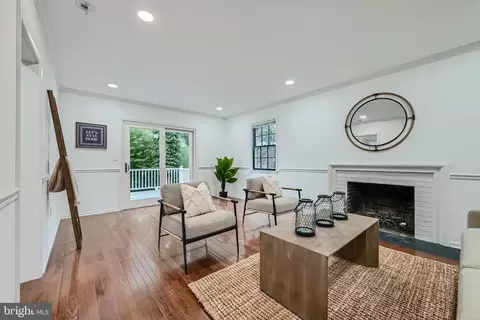 Living - 410 Drury Ln, Baltimore, MD 21229 photo 1 of 2