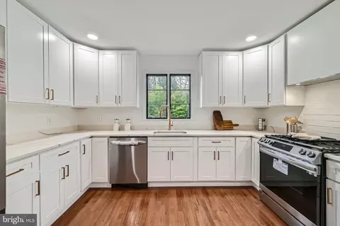 Kitchen - 410 Drury Ln, Baltimore, MD 21229 photo 10 of 11