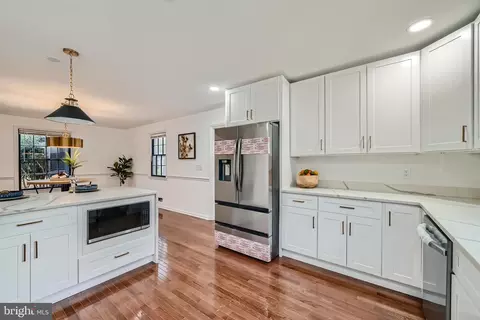 Kitchen - 410 Drury Ln, Baltimore, MD 21229 photo 9 of 11