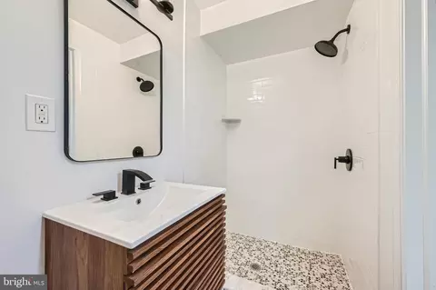 Bath - 410 Drury Ln, Baltimore, MD 21229 photo 5 of 5