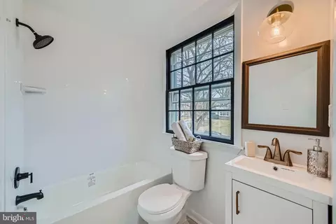 Bath - 410 Drury Ln, Baltimore, MD 21229 photo 2 of 5