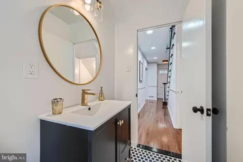 Entry Way - 410 Drury Ln, Baltimore, MD 21229 photo 9 of 16