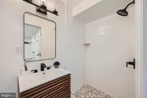Bath - 410 Drury Ln, Baltimore, MD 21229 photo 4 of 5