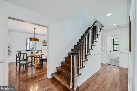 Entry Way - 410 Drury Ln, Baltimore, MD 21229 photo 4 of 16