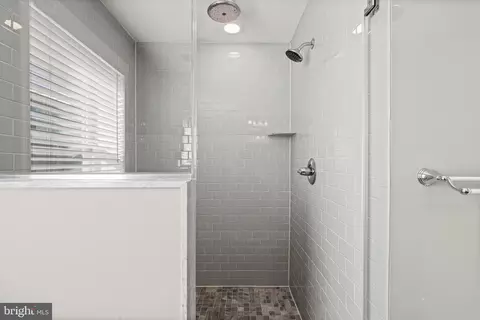 Bath - 817 S Streeper St, Baltimore, MD 21224 photo 2 of 6