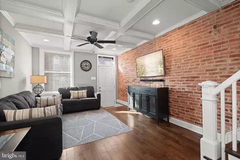 Living - 817 S Streeper St, Baltimore, MD 21224 photo 4 of 5