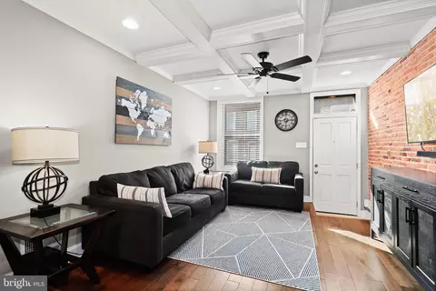 Living - 817 S Streeper St, Baltimore, MD 21224 photo 2 of 5