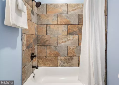 Bath - 1802 E Lanvale St, Baltimore, MD 21213 photo 3 of 6