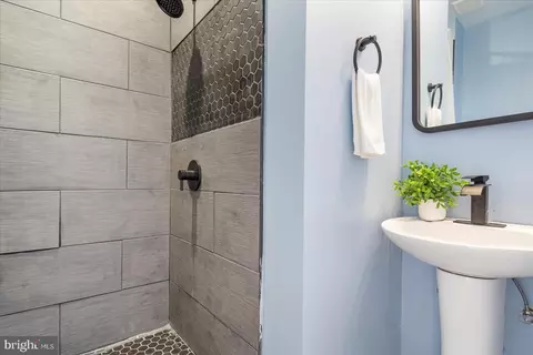 Bath - 1802 E Lanvale St, Baltimore, MD 21213 photo 4 of 6